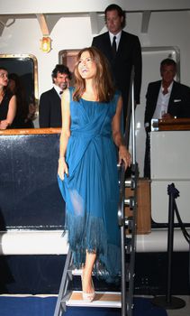 Ева Мендес засветила соски на кинофестивале в Венеции фото #2