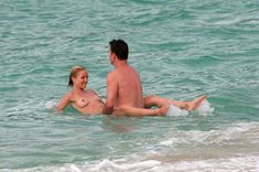 Голая грудь Камерон Диаз на пляже Сен-Барте фото #2