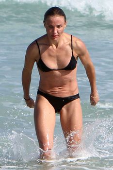 Подтянутое тело Камерон Диаз в черном бикини в Майями фото #2