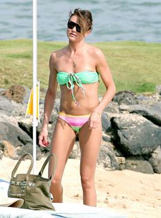 Соблазнительное тело Камерон Диаз в разноцветном бикини фото #6