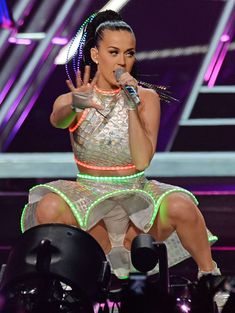 Писька Кэти Перри в обтягивающих трусах на сцене фото #1