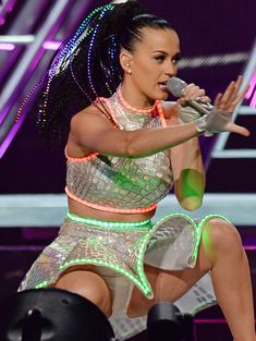 Писька Кэти Перри в обтягивающих трусах на сцене фото #2