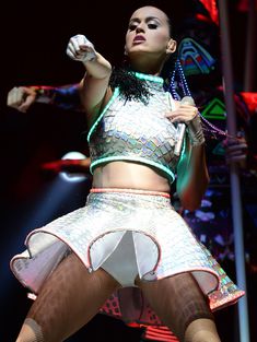 Писька Кэти Перри в обтягивающих трусах на сцене фото #4