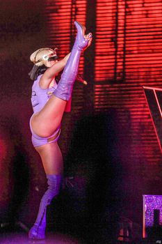 Кэти Перри раздвинула ноги на сцене в Сан-Паулу фото #3