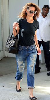 Сочная грудь Кэти Холмс без бюстгальтера в Санта Моника фото #4