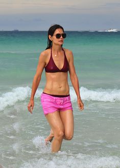 Торчащие соски Кэти Холмс в красном купальнике в Майями фото #5