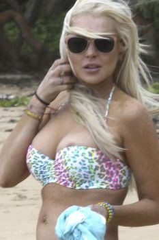 У Линдси Лохан сполз купальник на Гавайях фото #2