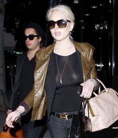 Бесстыжая Линдси Лохан без лифчика на улице в Беверли Хиллс