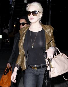 Бесстыжая Линдси Лохан без лифчика на улице в Беверли Хиллс