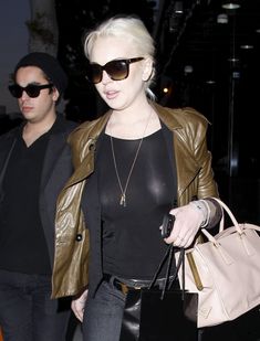 Бесстыжая Линдси Лохан без лифчика на улице в Беверли Хиллс