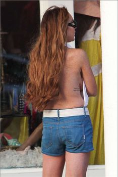 Прижатая сиська Линдси Лохан в Венеции фото #2