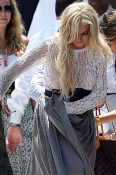 Линдси Лохан в прозрачных трусиках на фотосете