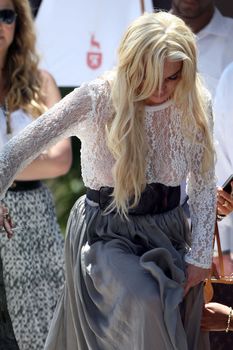 Линдси Лохан в прозрачных трусиках на фотосете