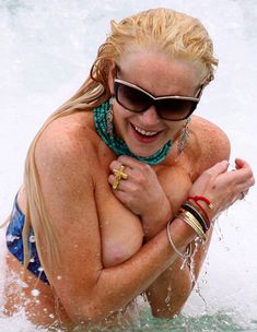 Большая сиська Линдси Лохан выпала из купальника в Майами фото #1