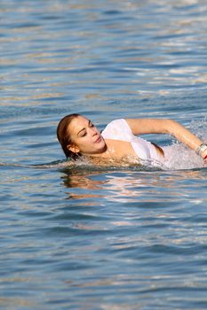 Выпадающие сиськи Линдси Лохан в мокром белье в Миконосе фото #9