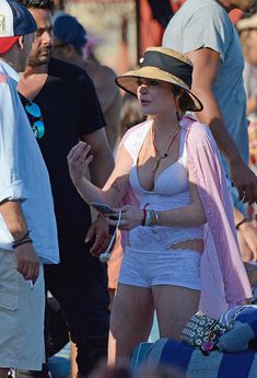 Выпадающие сиськи Линдси Лохан в мокром белье в Миконосе фото #10