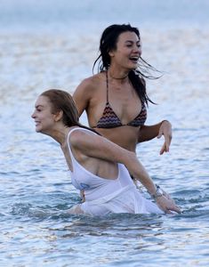 Горячая Линдси Лохан в мокром купальнике на пляже в Миконосе