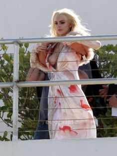 Линдси Лохан случайно оголила грудь на съемках в Майями