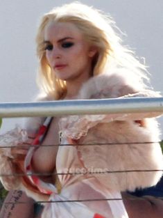 Линдси Лохан случайно оголила грудь на съемках в Майями