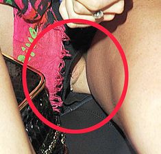 Голая пися Линдси Лохан вылезла из трусов в машине фото #2