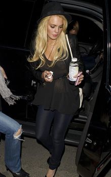 Линдси Лохан засветила грудь на вечеринке фото #3
