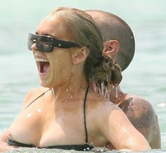 У Линдси Лохан сполз купальник фото #3