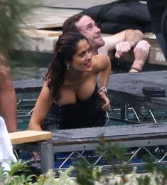 Сальма Хайек ловит свои сиськи на фотосессии в Лос-Анджелесе фото #1