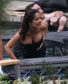 Сальма Хайек ловит свои сиськи на фотосессии в Лос-Анджелесе фото #2