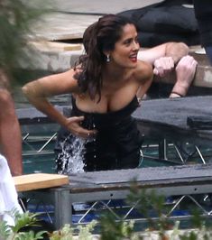 Сальма Хайек ловит свои сиськи на фотосессии в Лос-Анджелесе фото #3