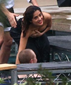 Сальма Хайек ловит свои сиськи на фотосессии в Лос-Анджелесе фото #4