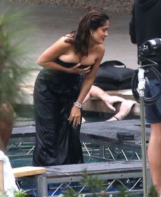 Сальма Хайек ловит свои сиськи на фотосессии в Лос-Анджелесе фото #8