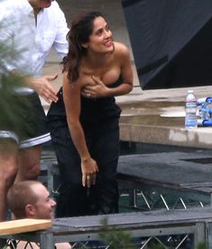 Сальма Хайек ловит свои сиськи на фотосессии в Лос-Анджелесе фото #9