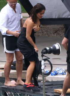 Сальма Хайек ловит свои сиськи на фотосессии в Лос-Анджелесе фото #10