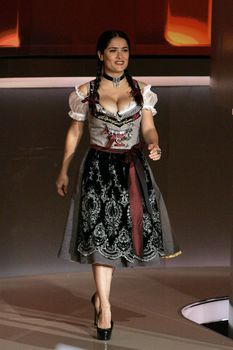 Слишком выпирающая грудь Сальмы Хайек на телешоу Wetten Dass... фото #7