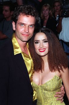 Пышногрудая Сальма Хайек на премьере «Студия 54» фото #2