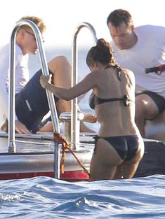 Мокрая попка Сальмы Хайек в купальнике в Сент-Бартс фото #1