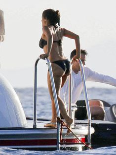 Мокрая попка Сальмы Хайек в купальнике в Сент-Бартс фото #4