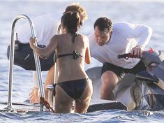 Мокрая попка Сальмы Хайек в купальнике в Сент-Бартс фото #6