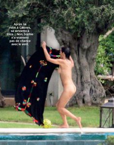 Софи Марсо купается голой в бассейне фото #6