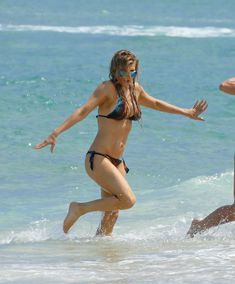 Аппетитная фигура Ферги в купальнике во Флориде фото #4