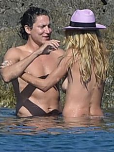 Обнаженная Хайди Клум на пляже во Франции фото #6