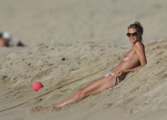 Хайди Клум топлесс на пляже в Корсике фото #13