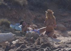 Хайди Клум загорает без купальника на пляже в Италии фото #2