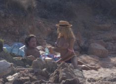 Хайди Клум загорает без купальника на пляже в Италии фото #3