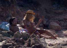 Хайди Клум загорает без купальника на пляже в Италии фото #6