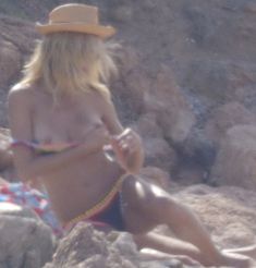 Хайди Клум загорает без купальника на пляже в Италии фото #13