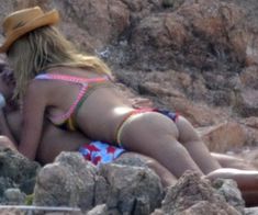 Хайди Клум загорает без купальника на пляже в Италии фото #15