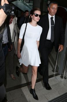 Эмма Уотсон без лифчика в облегающем платье фото #5