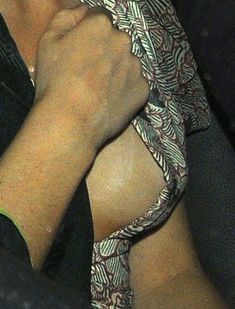 Эмма Уотсон оголила грудь в машине фото #2