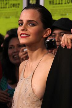 Эмма Уотсон засветила грудь на премьере фильма фото #4